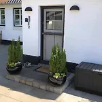 Vila Family House Near With Garden